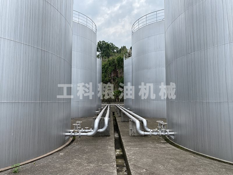 食用油油罐設(shè)備安裝現(xiàn)場(chǎng)